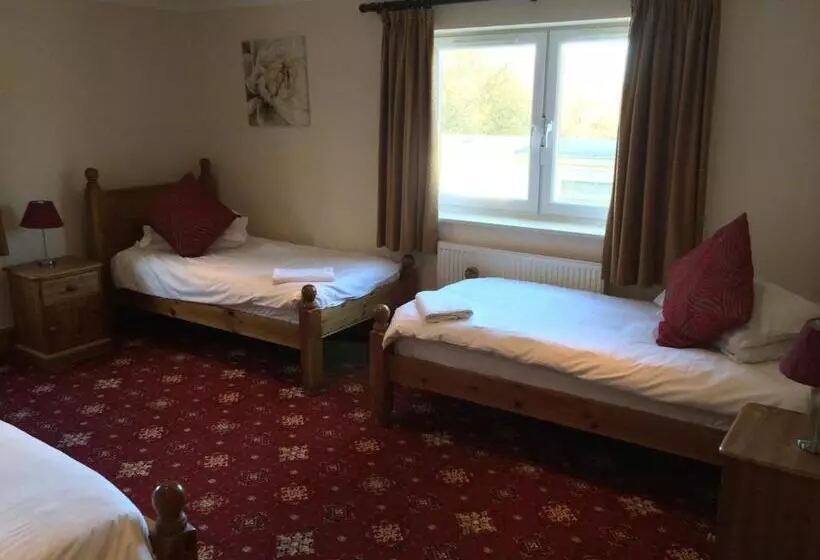 Perhehuone, Hunters Lodge Inn