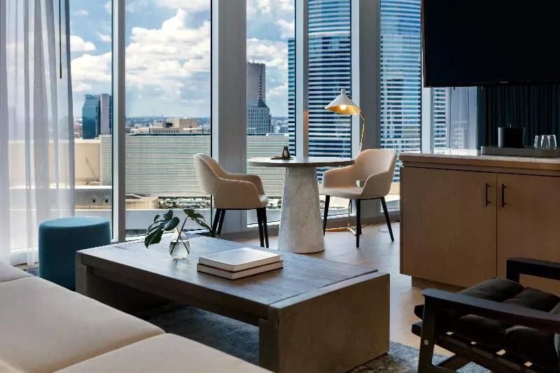 سوییت جونیور با چشم‌انداز شهر, Kimpton Epic Hotel, An Ihg