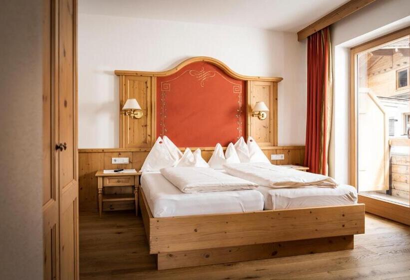 جناح جونيور مطل على الجبل, Landhotel Föhrenhof Ellmau