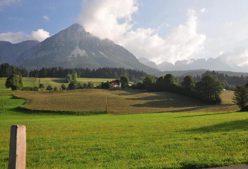 جناح جونيور مطل على الجبل, Landhotel Föhrenhof Ellmau