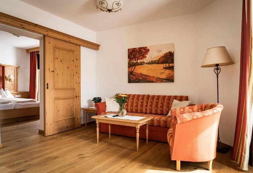 جناح جونيور مطل على الجبل, Landhotel Föhrenhof Ellmau