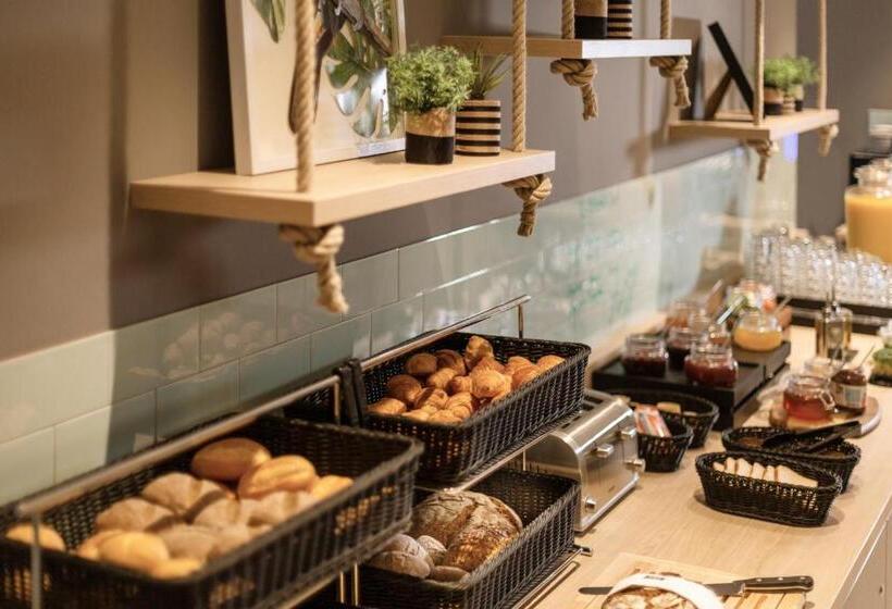 اتاق لوکس, The Niu Crusoe   Apartments