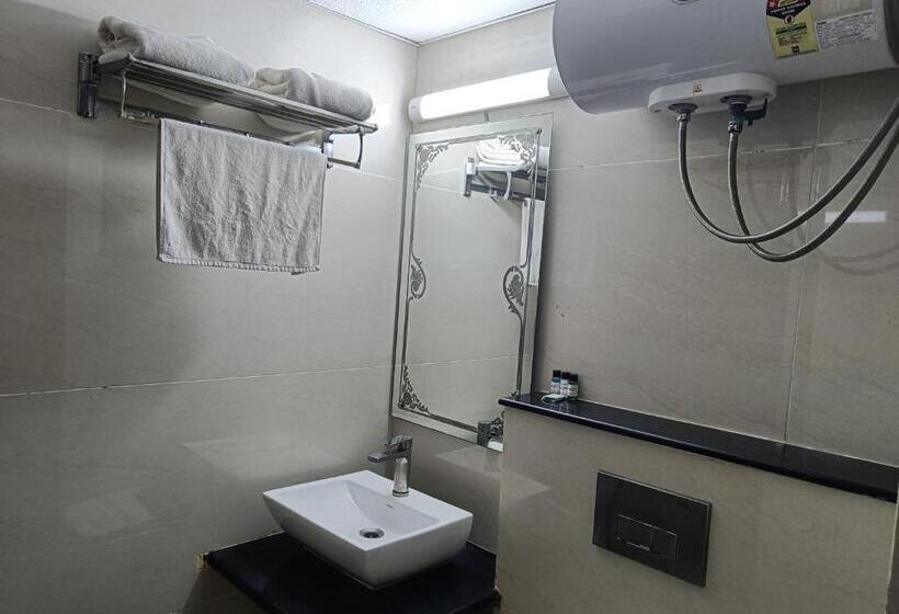 اتاق اکونومی, The Dwelling Paradise