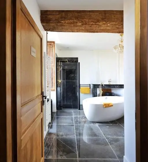 Quarto Deluxe, Le Bas Chitray