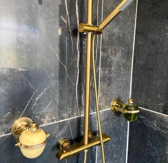 디럭스 룸, Le Bas Chitray