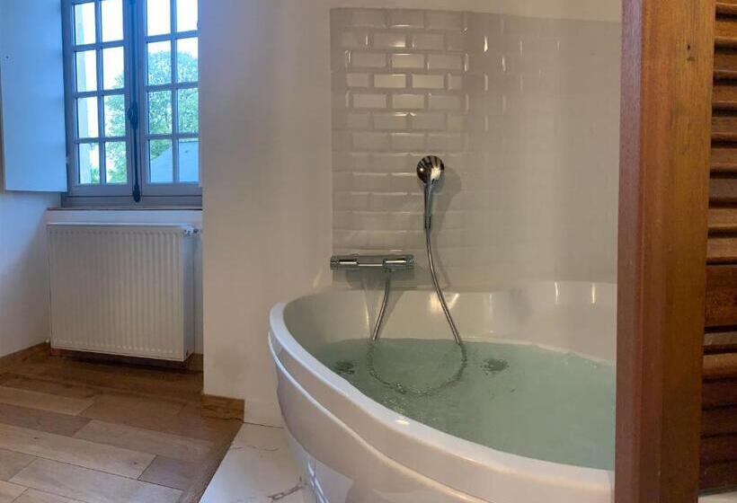 디럭스 트리플 룸, Le Bas Chitray