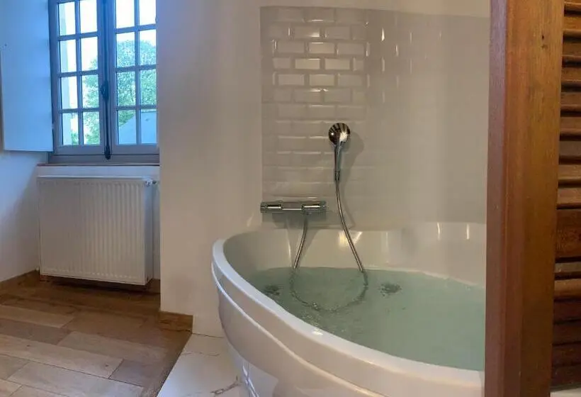 Quarto Triplo Deluxe, Le Bas Chitray