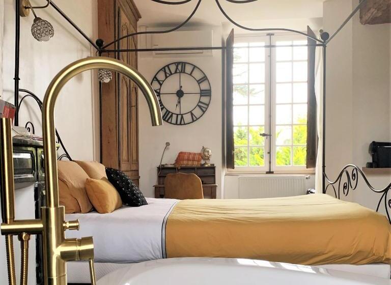 디럭스 룸, Le Bas Chitray