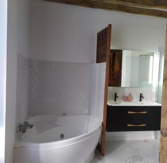 디럭스 트리플 룸, Le Bas Chitray