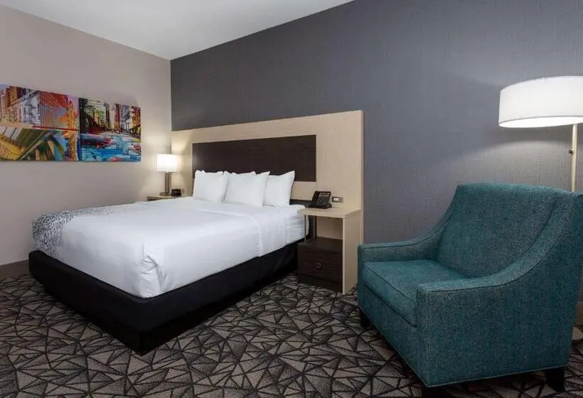 身障者適用キングサイズベッドルーム, La Quinta Inn & Suites By Wyndham Shorewood