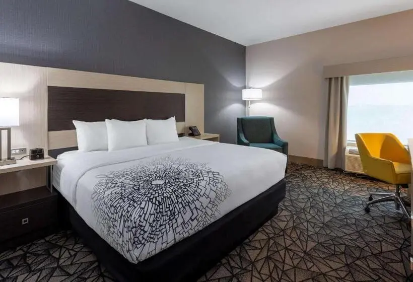 キングサイズベッドのスタンダードルーム, La Quinta Inn & Suites By Wyndham Shorewood