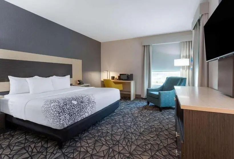 キングサイズベッドのスタンダードルーム, La Quinta Inn & Suites By Wyndham Shorewood