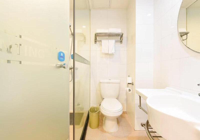 キングサイズベッドのスタンダードルーム, La Quinta Inn & Suites By Wyndham Shorewood