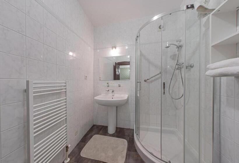 スタンダードルーム, Salamander   Garni