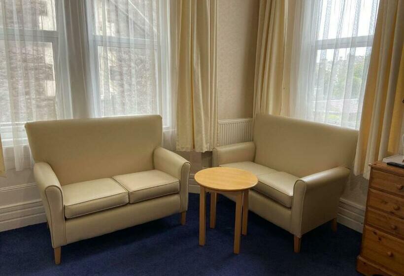 חדר משפחתי, The Beach Weston