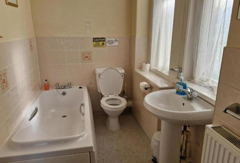 חדר משפחתי, The Beach Weston