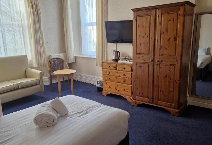 חדר משפחתי, The Beach Weston