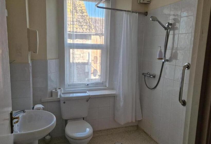 חדר משפחתי, The Beach Weston