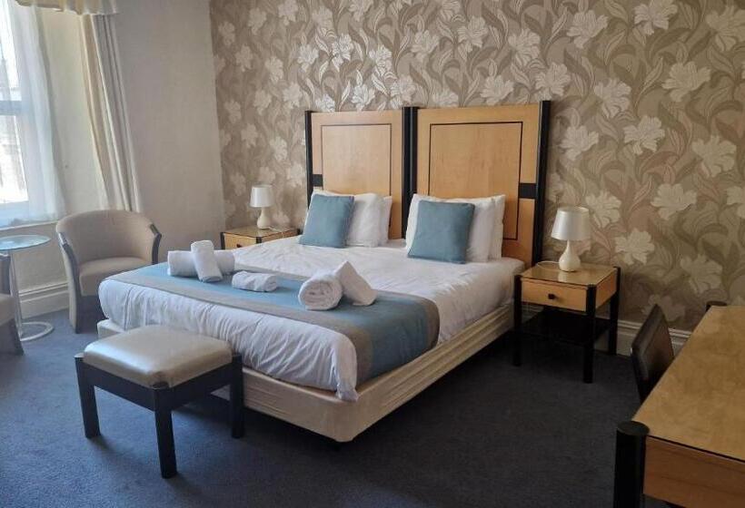 חדר משפחתי, The Beach Weston