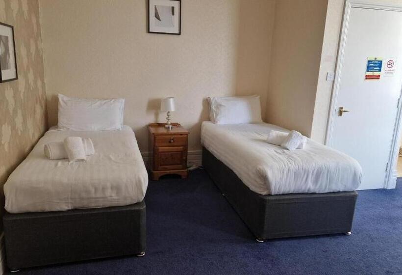 חדר משפחתי, The Beach Weston