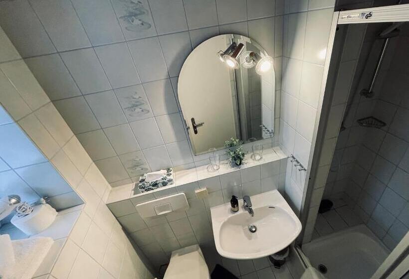 Трехместный Номер Стандарт с Балконом, Gästehaus Germania