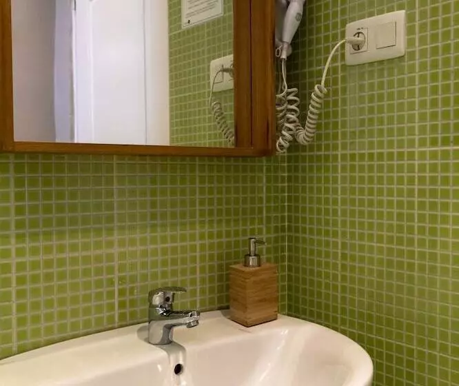 اتاق یک نفره پایه با سرویس بهداشتی مشترک, Hi Valencia Canovas