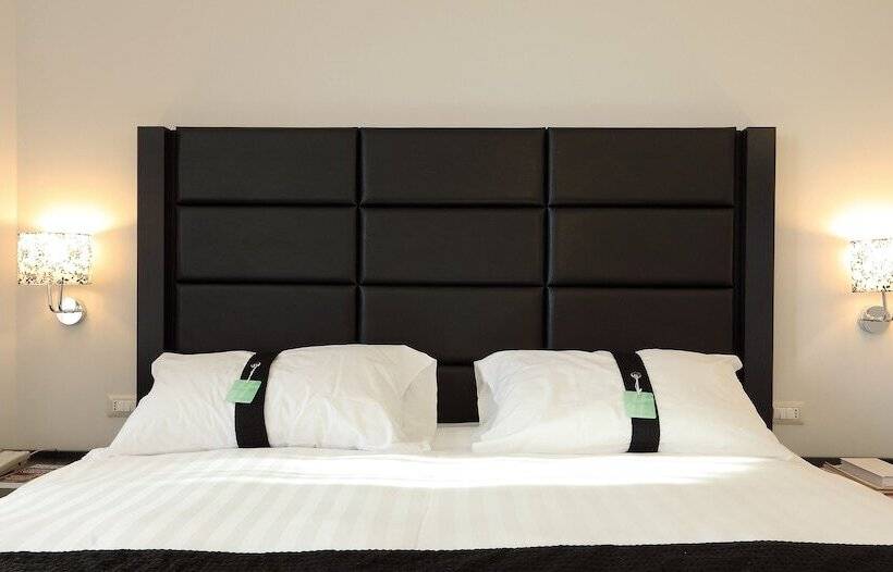 Standardzimmer Doppelbett (behindertengerecht), Holiday Inn Genoa City, An Ihg