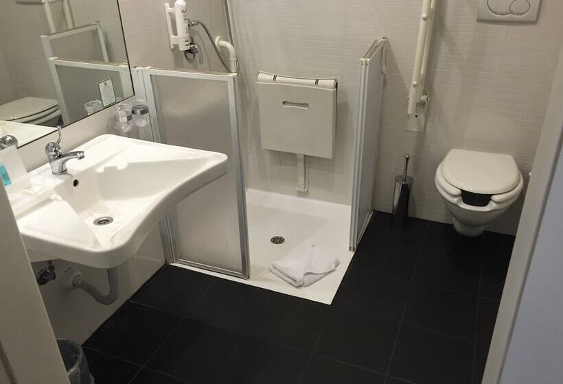 Standardzimmer Doppelbett (behindertengerecht), Holiday Inn Genoa City, An Ihg
