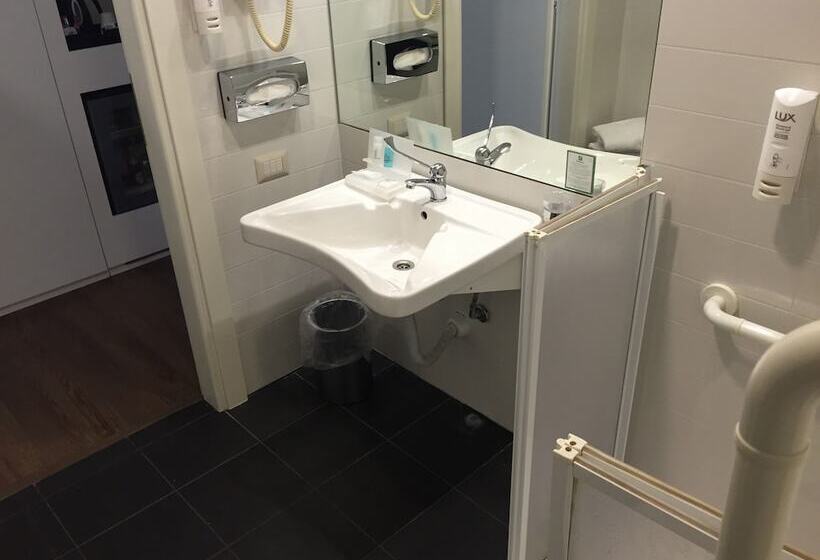 身障者適用ダブルベッド付きスタンダードルーム, Holiday Inn Genoa City, An Ihg