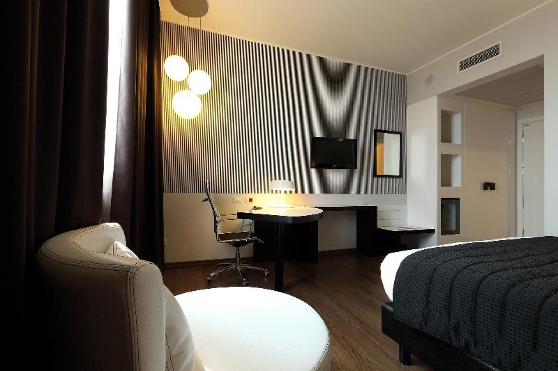 キングサイズベッドのスタンダードルーム, Holiday Inn Genoa City, An Ihg
