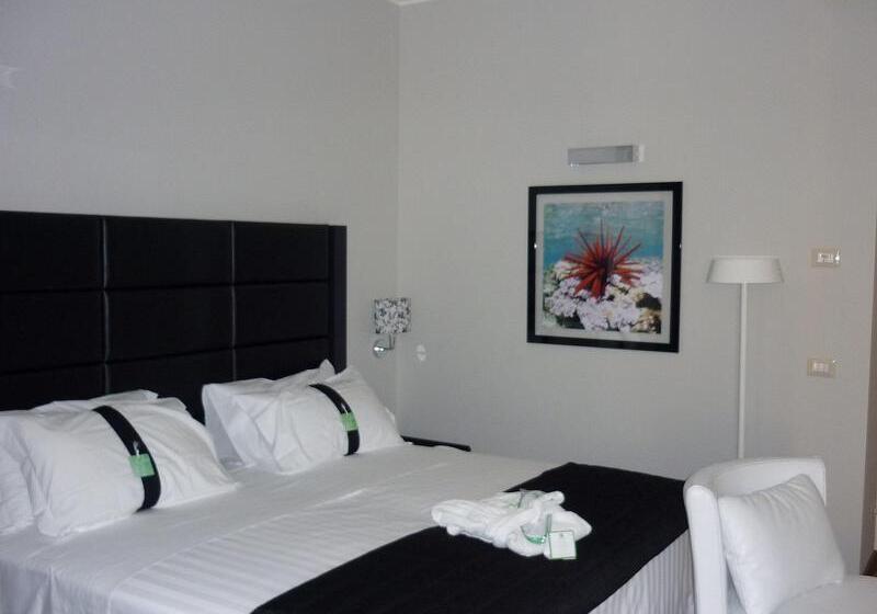 キングサイズベッドのスタンダードルーム, Holiday Inn Genoa City, An Ihg