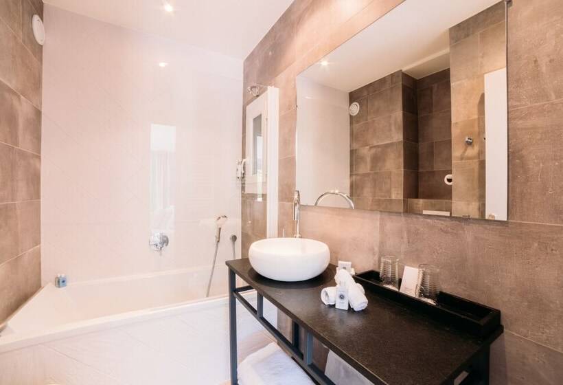 חדר סטנדרט לשלושה, Hôtel Font Mourier