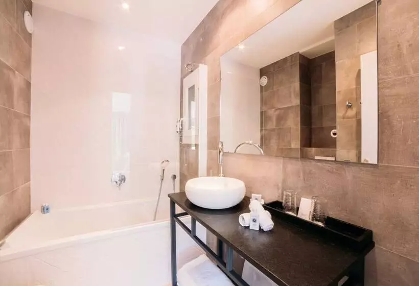 Standard Kolmen Hengen Huone, Hôtel Font Mourier