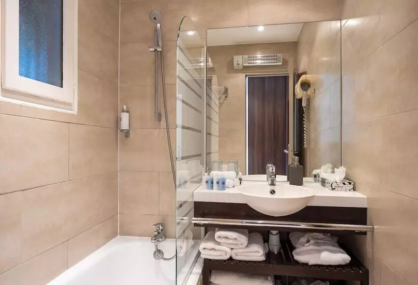 Standard Kolmen Hengen Huone, Hôtel Font Mourier