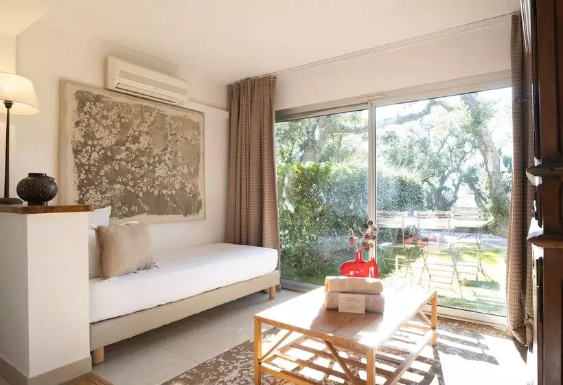 Standard Kolmen Hengen Huone, Hôtel Font Mourier