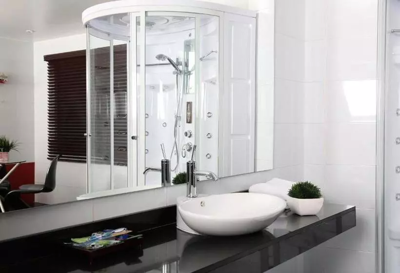 سوییت لوکس, Suites 108