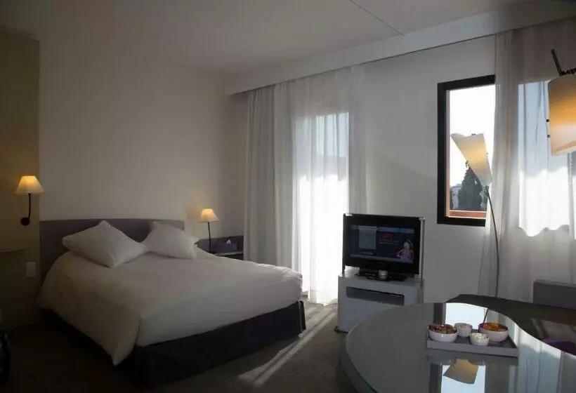 اتاق سوپریور با چشم‌انداز استخر, Novotel Marrakech Hivernage