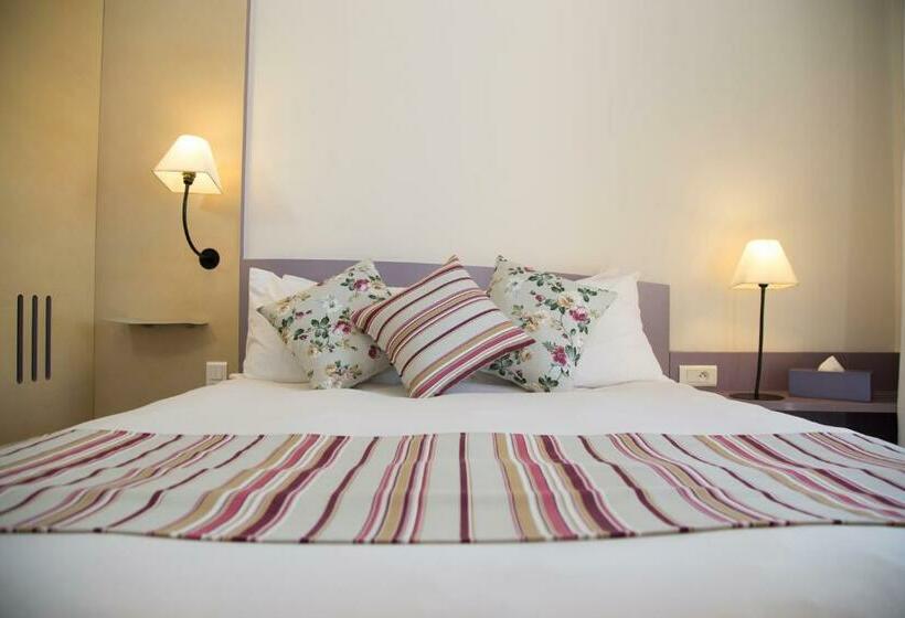 اتاق سوپریور با چشم‌انداز استخر, Novotel Marrakech Hivernage