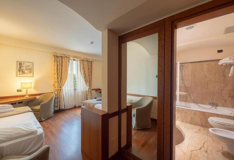 Семейный Номер, Valle Di Assisi Hotel & Spa