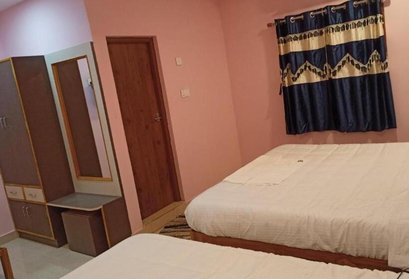 Трехместный Номер Deluxe, Aarthi Residency