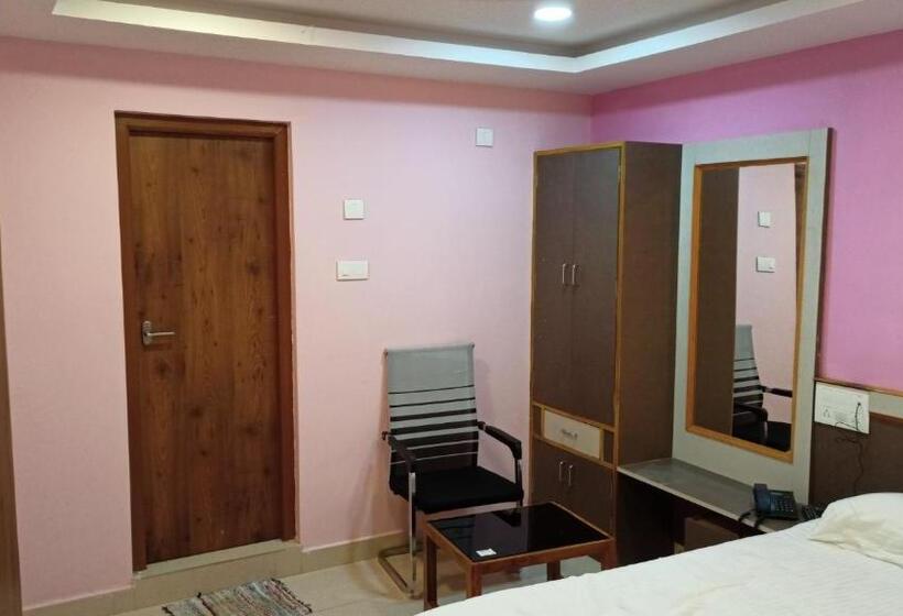 Номер Deluxe, Aarthi Residency