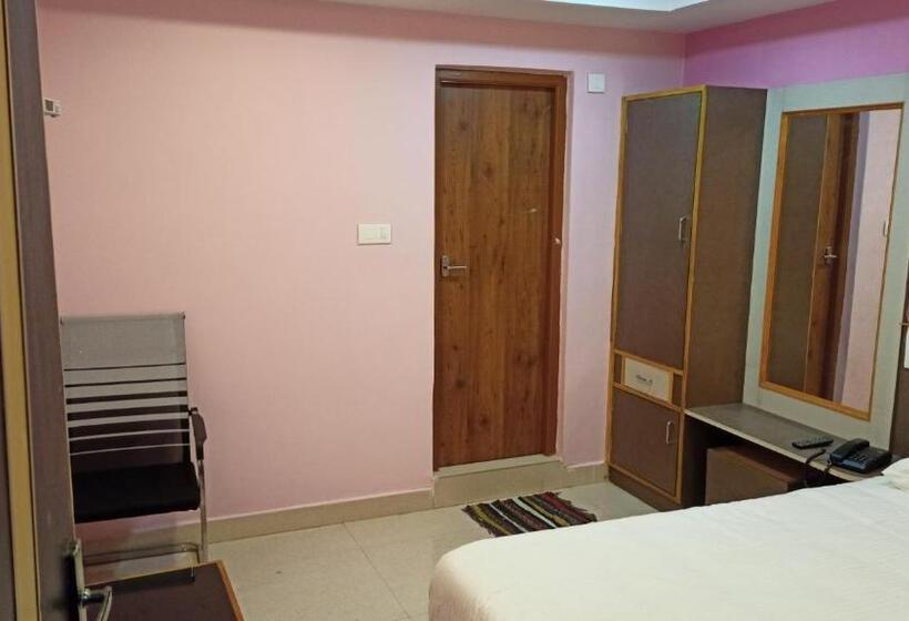 חדר אקונומי, Aarthi Residency