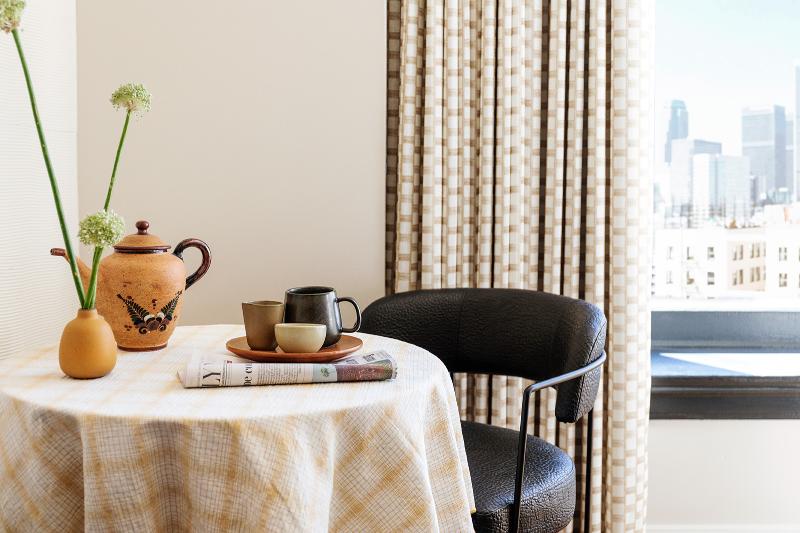 带城市景观和大床的豪华房间, Downtown Los Angeles Proper Hotel, A Member Of Design Hotels