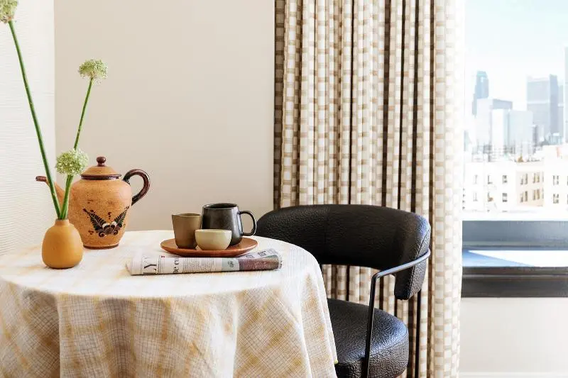 キングサイズベッド、シティビューデラックスルーム, Downtown Los Angeles Proper Hotel, A Member Of Design Hotels