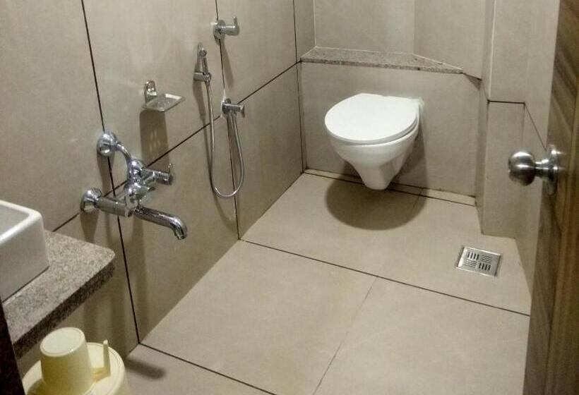 اتاق اکونومی, Milan