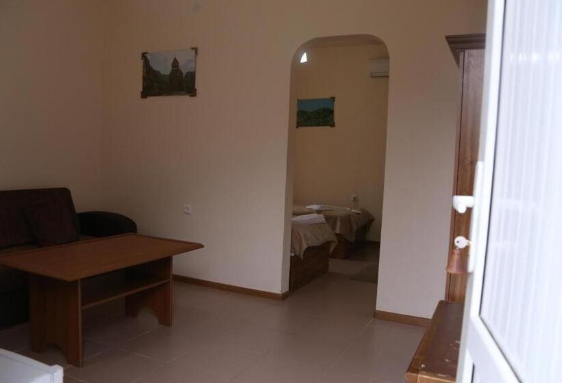 חדר אקונומי, Lucytour