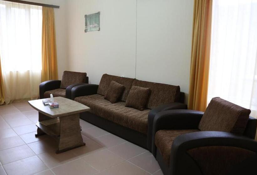 منزل غرفتين نوم, Lucytour