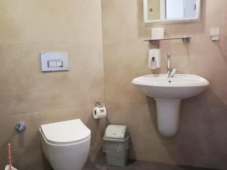 חדר סטנדרט לשלושה, Viras