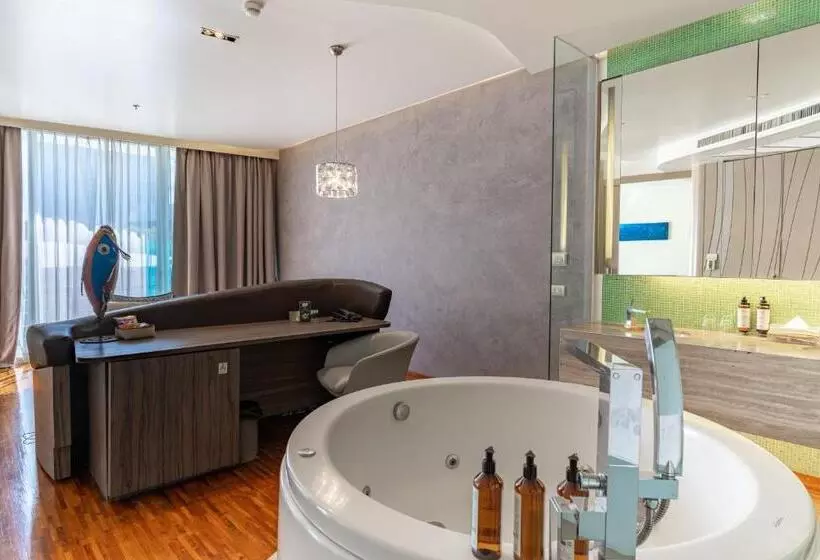 Superior suite with balcony, Baraquda Heeton Pattaya By Compass Hospitality