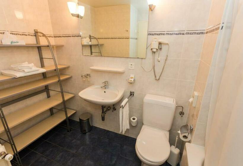 اتاق استاندارد, Comédie